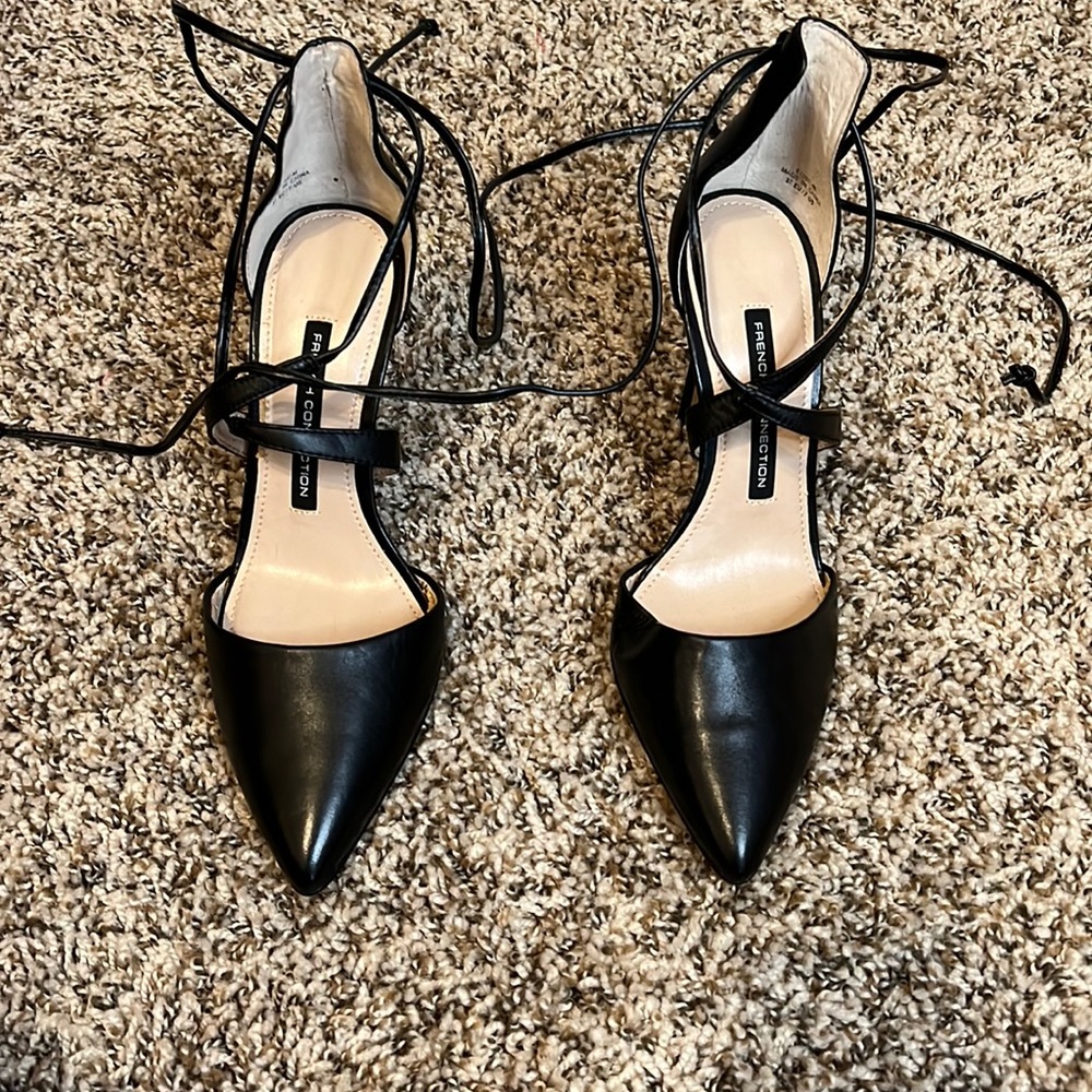 French connection! Lace up pump